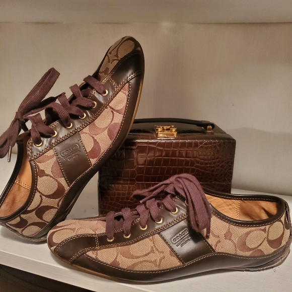 Shoes - Picture 2 of 6